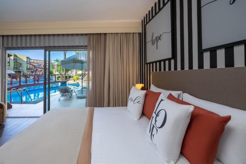 Lake House Family Room Swim Up