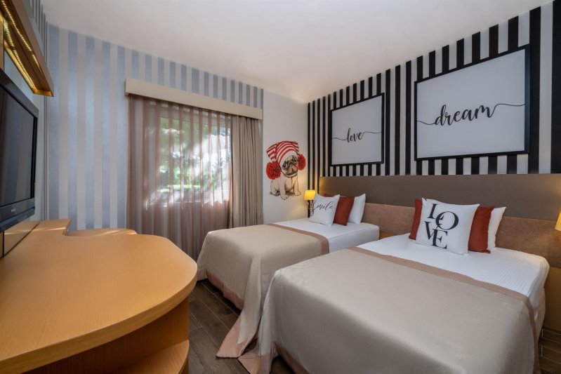 Lake House Family Room Swim Up