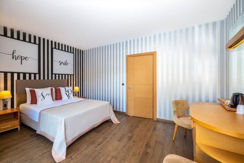 Lake House Family Room 2nd Floor