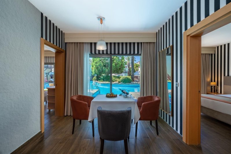 Lake House Suite Room Swim Up