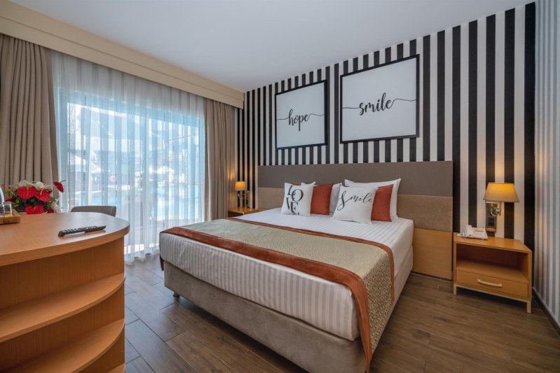 Lake House Suite Room Swim Up