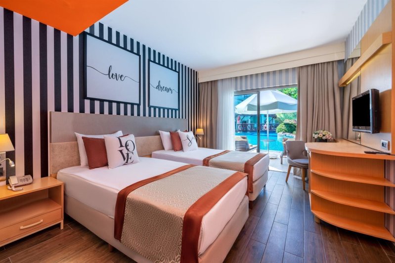 Lake House Swim Up Std