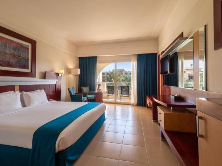 Deluxe Pool View Room