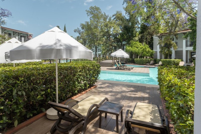 Swim Up Room