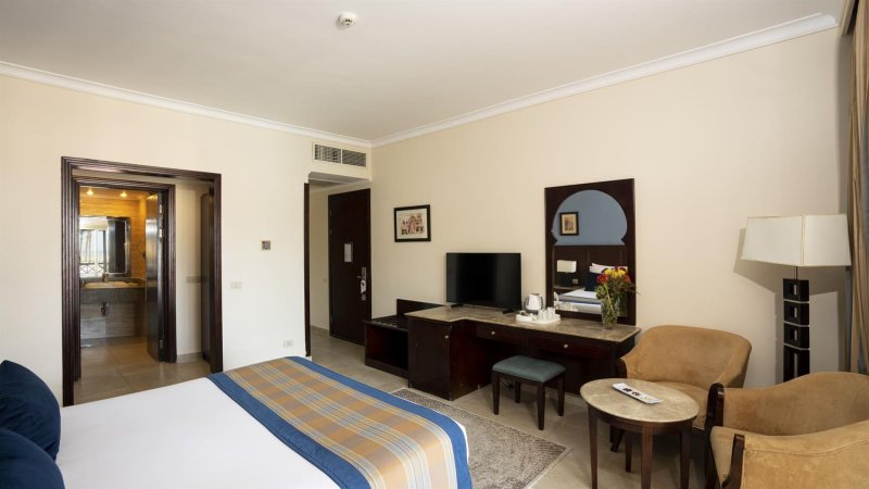 Deluxe Pool View Room