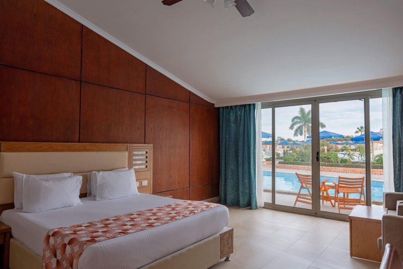Swim Up Room