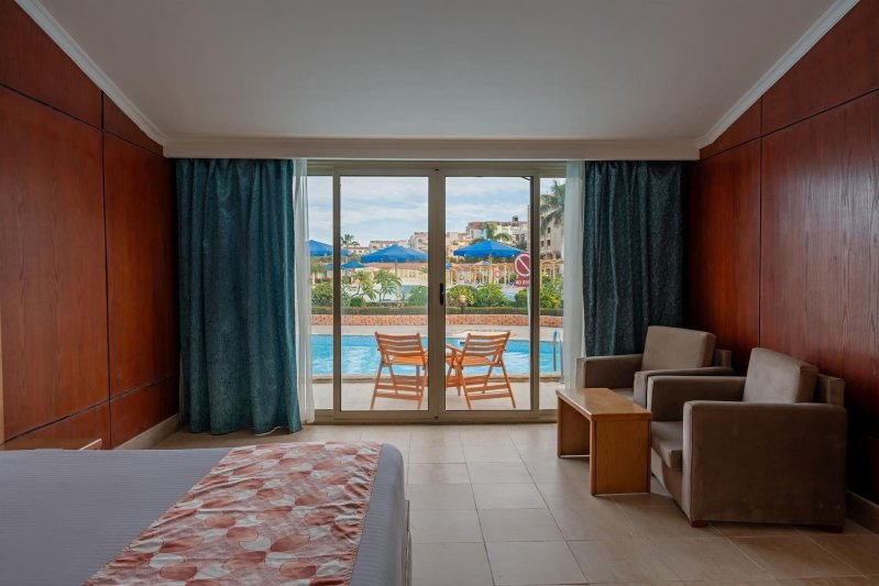 Swim Up Room