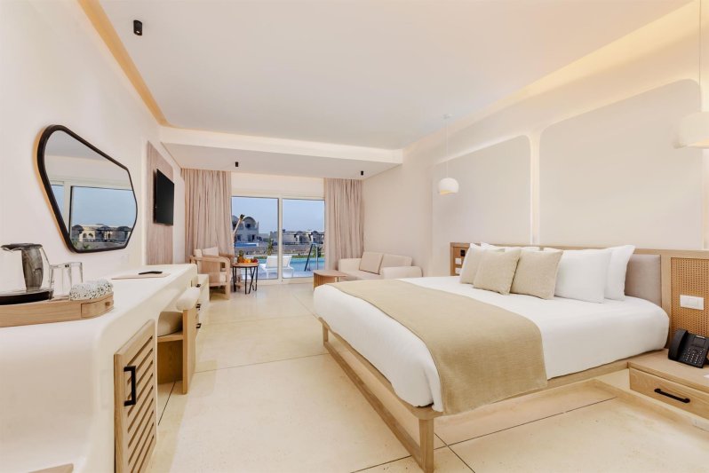 Executive Swim Up Suite