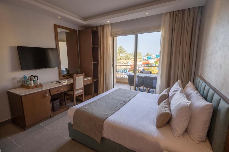 Family Jacuzzi Suite Side Sea View