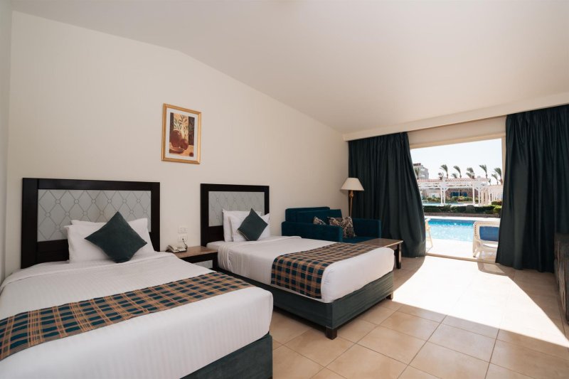 Swim Up Pool View Room