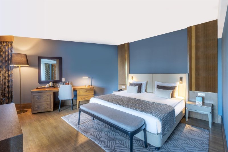 Senior Suite Land View