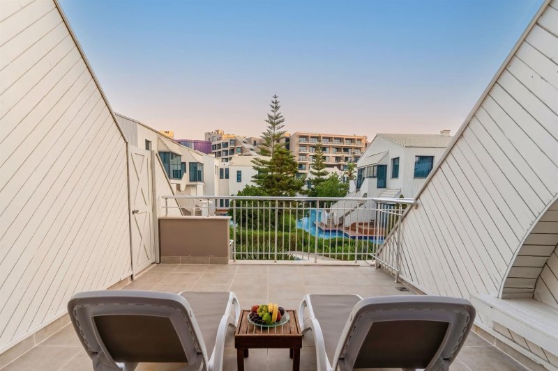 Deluxe Superior Pool Access