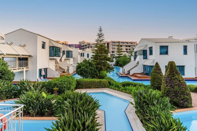 Deluxe Superior Pool Access