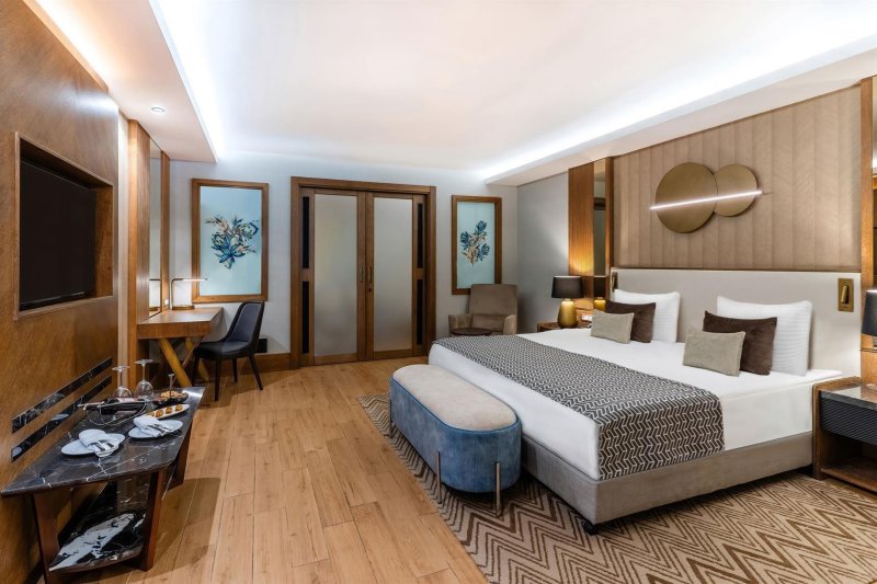 Deluxe Superior Pool Access