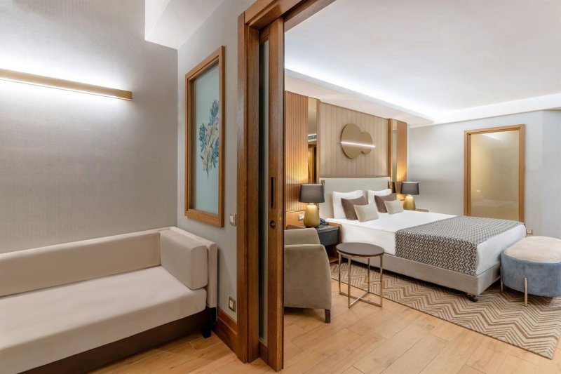 Deluxe Superior Pool Access