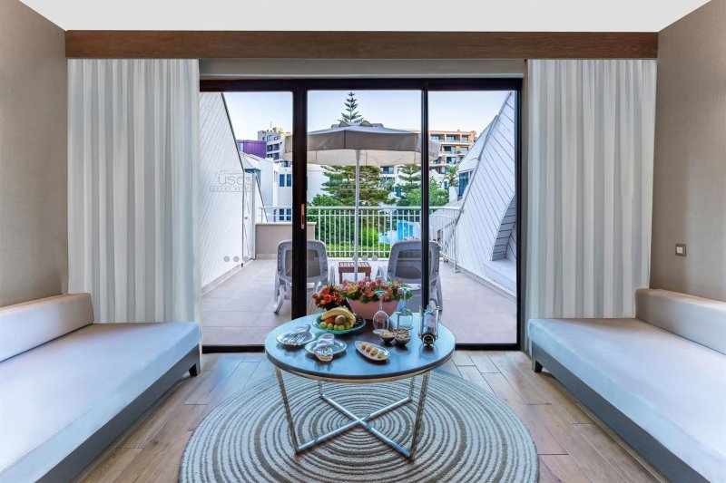 Deluxe Superior Pool Access