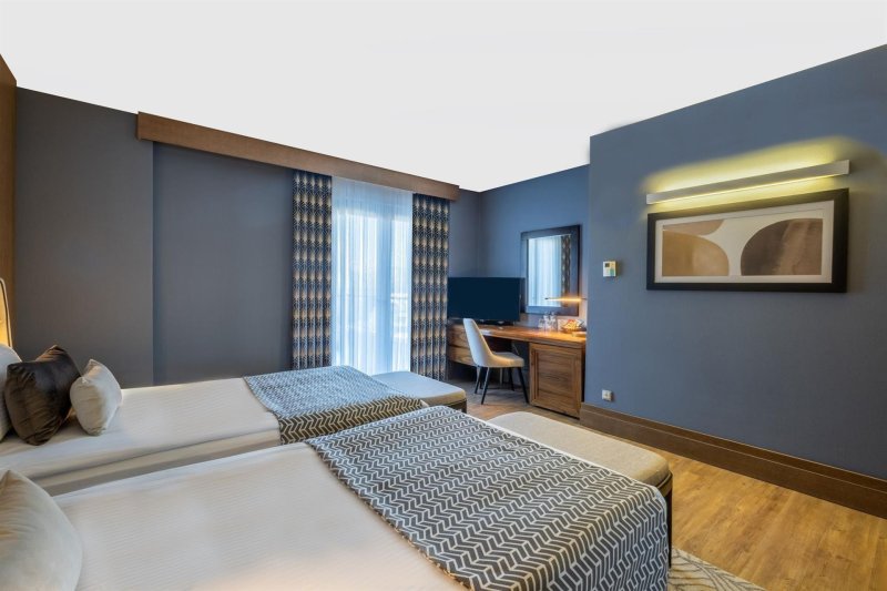 Senior Suite Land View