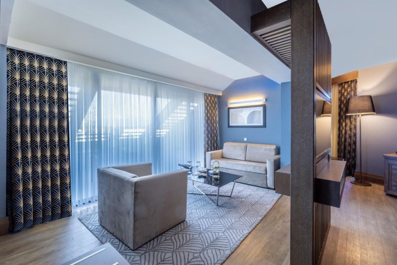 Senior Suite Land View