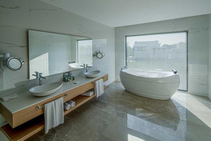 Deluxe Swim Up Room