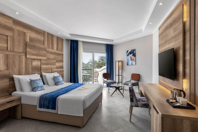 Deluxe Pool / Side Sea Room