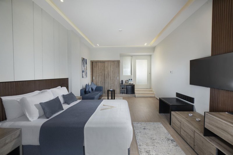 Deluxe Jacuzzi Room +16