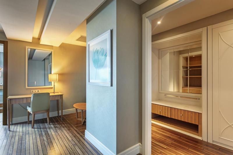Admiral Suite