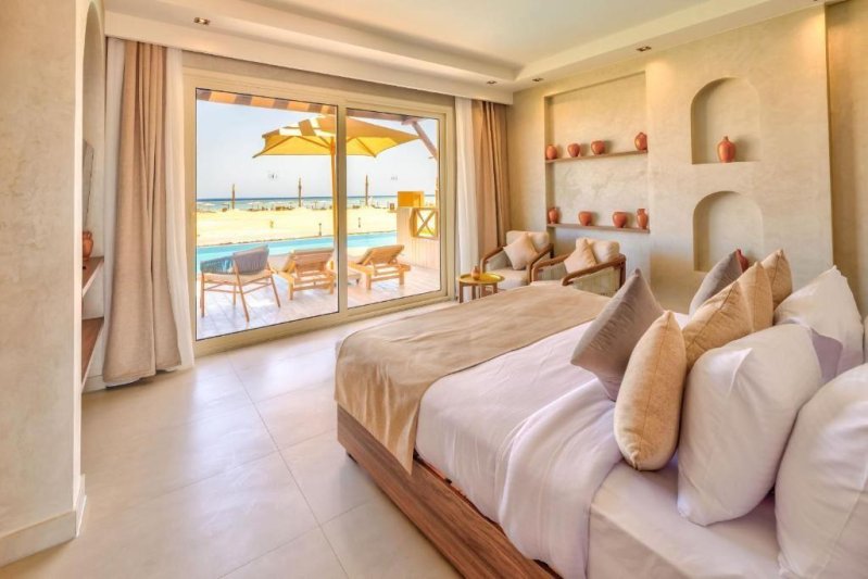 Swim Up Sea Front Room +16