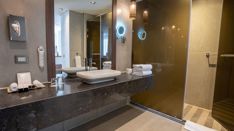 Swim Up Sea Front Room +16