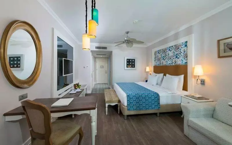 Swim Up Room