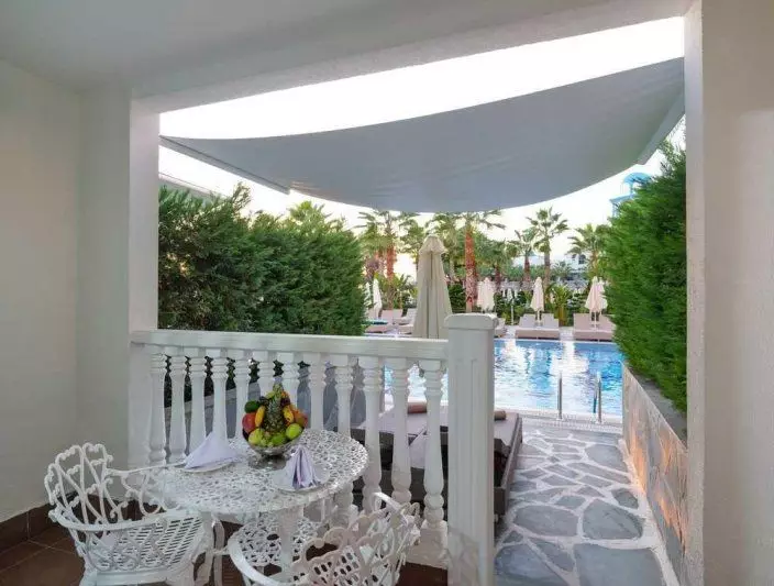 Swim Up Room