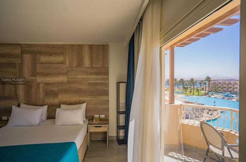 Deluxe Pool / Side Sea Room