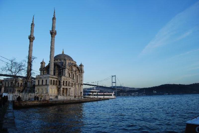 isztambul találkozó helyén női testbeszéd flörtöl