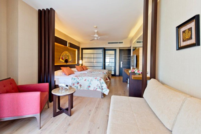 Antalya utazás Limak Lara Deluxe Hotel