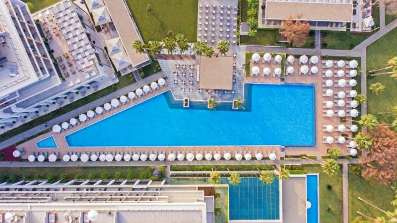 Acanthus & Cennet Barut Collection Side