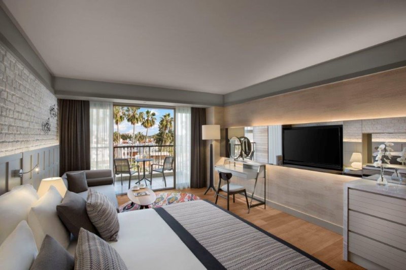Acanthus & Cennet Barut Collection Side