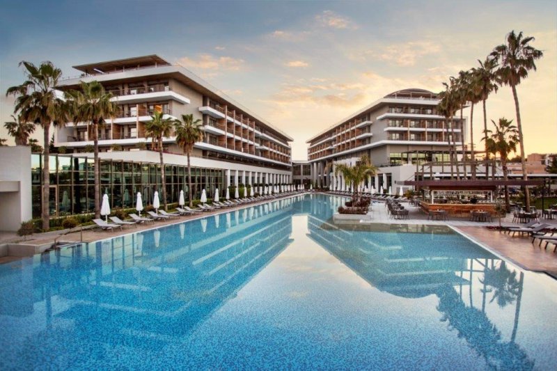 Acanthus & Cennet Barut Collection Side