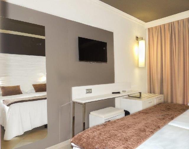 Costa Dorada utazás Hotel Augustus Cesar