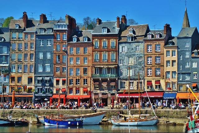 Normandia-Bretagne repülővel, Párizsi Városnézéssel
