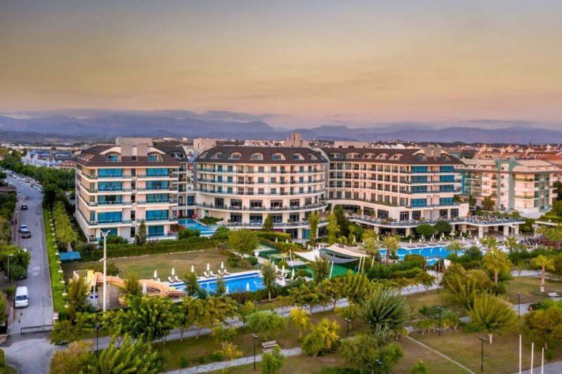 Commodore Elite Suite Hotel Side