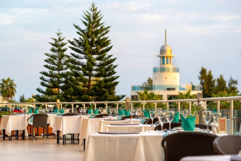 Commodore Elite Suite Hotel Side