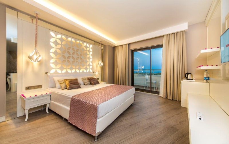 Diamond Premium Hotel Side