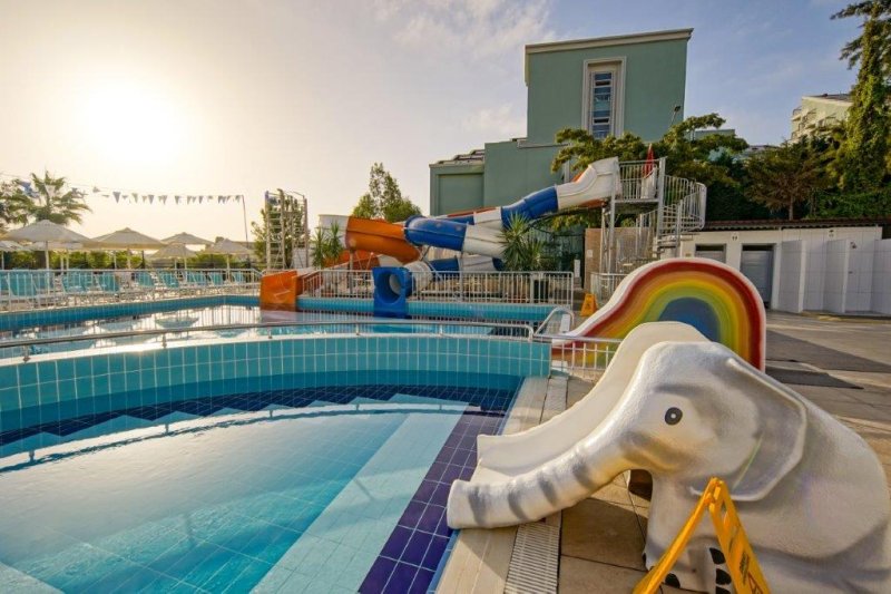 Side Aluna Hotel Side