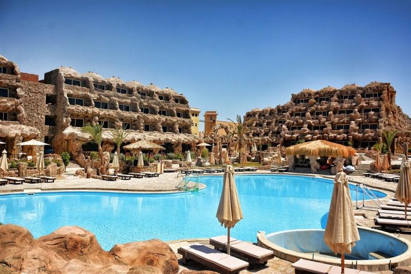 Hurghada utazás Caves Beach Resort