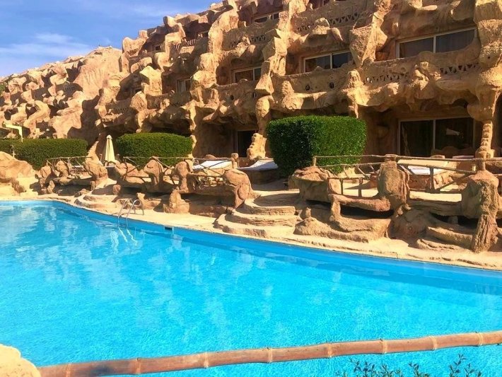 Hurghada utazás Caves Beach Resort