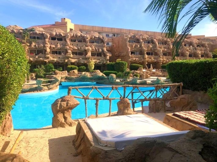 Hurghada utazás Caves Beach Resort