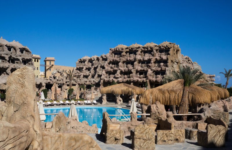 Hurghada utazás Caves Beach Resort