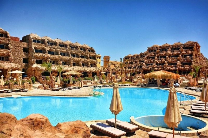 Hurghada utazás Caves Beach Resort