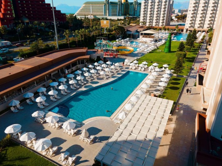 Antalya utazás Grand Park Lara