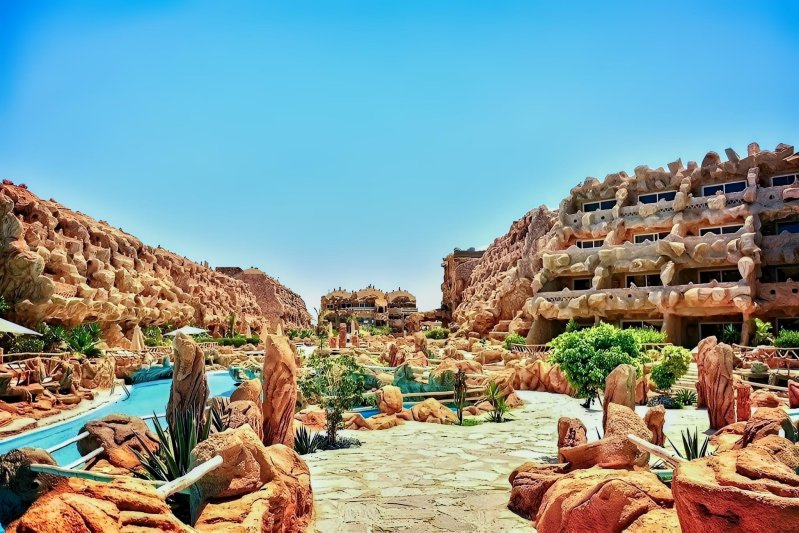 Hurghada utazás Caves Beach Resort