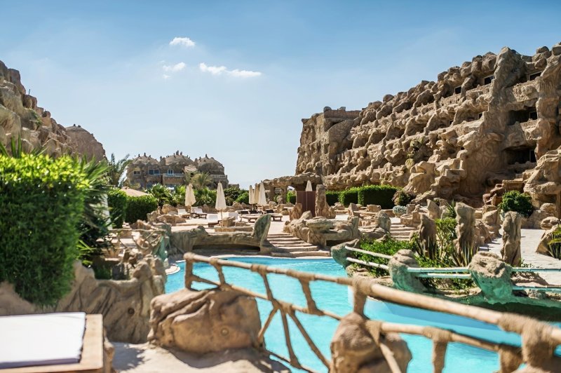 Hurghada utazás Caves Beach Resort